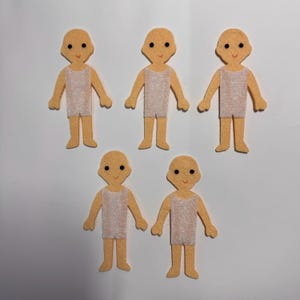 Op de afbeelding: Een set van drie keramische mokken met een gespikkelde, matte afwerking. De mokken zijn in cr&egrave;me, lichtgrijs en donkergrijs. Elke mok heeft een eenvoudig, minimalistisch ontwerp.
