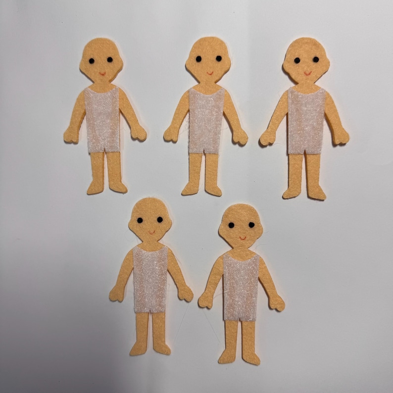 Op de afbeelding: Een set van drie keramische mokken met een gespikkelde, matte afwerking. De mokken zijn in cr&egrave;me, lichtgrijs en donkergrijs. Elke mok heeft een eenvoudig, minimalistisch ontwerp.