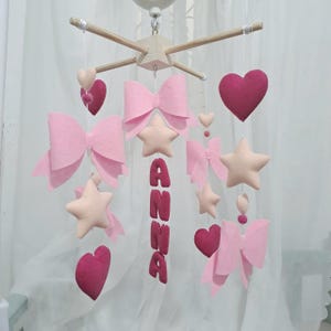 Anpassad namnmobil för baby, rosa hjärtformad babymobil, barnrumsdekor för babyflicka, rosettmobil för babyflicka