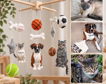 Könnte beinhalten: Ein hängendes Mobile mit gefilzten Figuren einer Katze namens Sammie, eines Boxerhundes und einer getigerten Katze, durchsetzt mit gefilzten Sportbällen wie Basketball, Baseball, Football, Fußball und Knochen, aufgehängt an einem Holzkreuzrahmen.