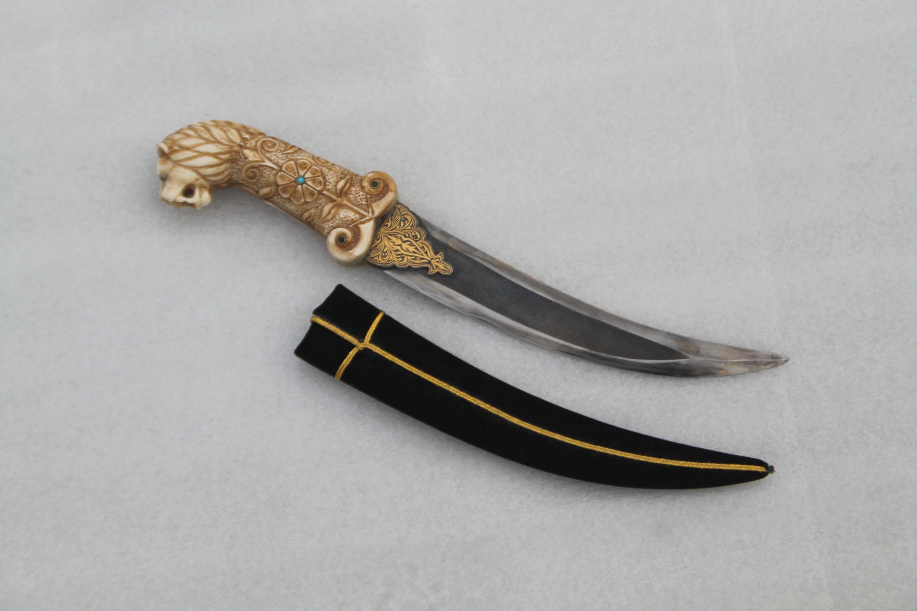 Inlaid Dagger Blade With Lion Hunt
