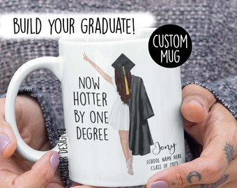 Tazza di laurea Now Hotter by One Degree - Illustrazione di laurea personalizzata - Regalo divertente per laureati - Tazza di laurea personalizzata