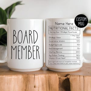 Pode incluir: Caneca de cerâmica branca com as palavras "BOARD MEMBER" em letras pretas. A caneca também apresenta um rótulo "NUTRITIONAL FACTS" com valores humorísticos como "Strategic Vision" e "Meeting Stamina". Uma caneca personalizada.