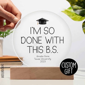 Personalisiertes Im So Done mit dieser BS-Abschlussplakette, Bachelor-Abschlussgeschenk, lustiges Abschluss-Andenken irgendein Abschluss