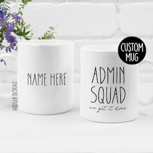 Caneca personalizada "We Get It Done" da equipe administrativa - Presentes para o dia do profissional administrativo - Equipe administrativa - Assistente administrativo - Presente para o local de trabalho