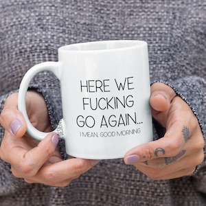 Kubek „Here We F*cking Go Again” – Zabawny kubek na poranną kawę – Sarkastyczny prezent dla dorosłych z humorem – Możliwość wyboru nazwy – Prezent dla miłośnika kofeiny