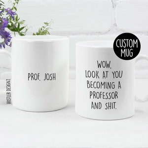 Könnte beinhalten: Eine weiße Keramik-Kaffeetasse mit schwarzem Text, der auf der einen Seite "PROF. JOSH" und auf der anderen Seite "WOW, LOOK AT YOU BECOMING A PROFESSOR AND SHIT." lautet. Die Tasse ist eine personalisierte Tasse.