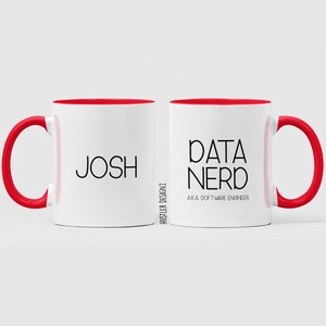 以下が含まれることがあります： 赤い縁取りのある白いコーヒーカップが2つ。1つのカップには「Josh」と書いてあり、もう1つのカップには「Data Nerd AKA Software Engineer」と書いてあります。
