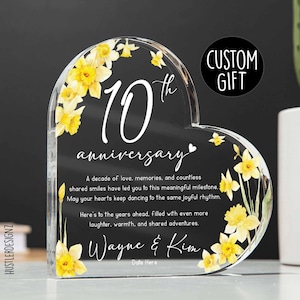 Aangepast 10-jarig jubileumcadeau – blikken jubileum met narcissen – gepersonaliseerd hart acrylplaat – romantisch cadeau voor stellen – 10 jaar getrouwd