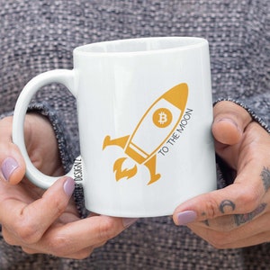 Caneca Bitcoin To The Moon – Caneca de café com foguete e criptomoedas – Presente divertido de Bitcoin para traders, entusiastas de criptomoedas, day traders e fãs de blockchain