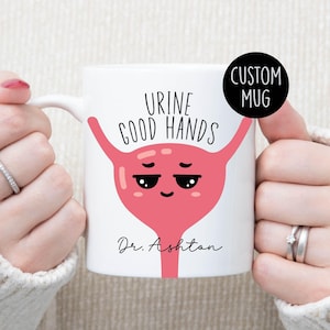 Tazza con gioco di parole medico divertente - Urina in buone mani - Umorismo medico - Anatomia divertente - Regalo unico per infermieri, dottori, urologi - 11oz e 15oz