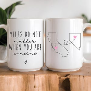 Mug « Les kilomètres n'ont pas d'importance lorsque vous êtes cousins » - Cadeaux interurbains pour cousins - Mug carte personnalisée de l'État ou du pays - Cadeaux famille interurbain