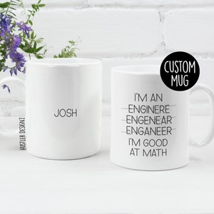 Peut inclure: Une tasse en céramique blanche avec le texte "I'm an Enginere Engeneear Enganeer I'm good at math" d'un côté et le texte "Josh" de l'autre. La tasse a une poignée noire et un bord noir.