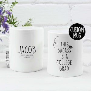 Dieser Badass ist ein College-Absolvent, Abschlussbecher, Abschlussgeschenke, individuell für jeden Abschluss Bachelors Masters MBA PHD Year Kaffeetasse,