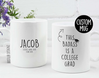 Taza "Este rudo tiene un título universitario" - Divertida taza de café de graduación - Nombre y año personalizados - Regalo de graduación para él o ella - Taza de graduado orgulloso