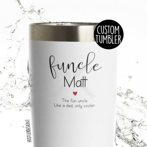 Puede incluir: Vaso personalizado blanco con borde plateado. El texto "funcle Matt" está escrito en fuente cursiva, con un corazón rojo debajo. También se incluye el texto "The fun uncle. Like a dad, only cooler."