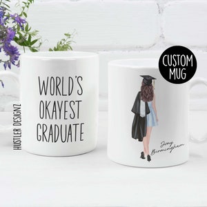 Personalisierte Abschlusstasse – World's Okayest Graduate – Lustige Abschlussgeschenke für Sie – Jahrgang 2024 – PHD Masters MBA Bachelors Degree