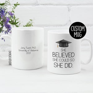 Sie glaubte, sie könnte so, personalisierte Tasse, Abschluss Geschenke für sie, Custom Any Degree Bachelors Masters MBA PHD Year Kaffeetasse