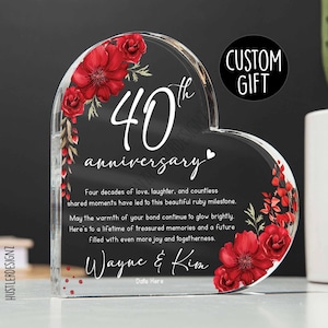 Könnte beinhalten: Ein herzförmiges Jubiläumsgeschenk aus Acryl mit roten floralen Akzenten. Der Text lautet "40. Jahrestag" und enthält eine personalisierte Nachricht für Wayne & Kim. Ein "Custom Gift" Aufkleber ist sichtbar.