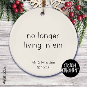 Ornament No Longer Living in Sin – grappig huwelijkscadeau voor stel, gepersonaliseerd verlovingsornament – aangepaste naam en datum, aandenken jonggehuwde