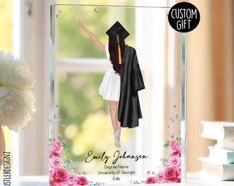 Placa de graduación personalizada para ella: Diseño minimalista de rosa rosa con nombre, título y año personalizados.