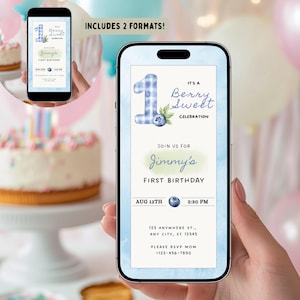 Puede incluir: Un teléfono inteligente muestra una invitación digital para el primer cumpleaños de Jimmy. La invitación presenta un número uno a cuadros azules, el texto "It's a Berry Sweet Celebration" y los detalles del evento. El teléfono se sostiene en una mano.