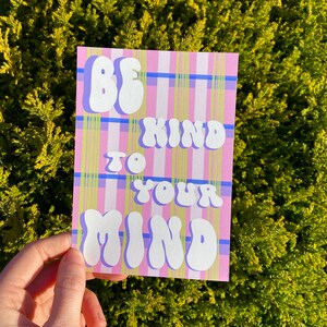 Sei freundlich zu Deinem Geist | positives Zitat Postkarte | positive Affirmation | kariertes Muster