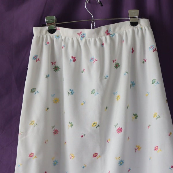 60s/70s White Skirt with Pretty Pastel Embroidered Flowers - Vintage Polyester Double Knit Skirt with Pastel Daisies