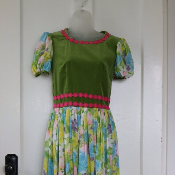 Vintage Prom Dress / Party Dress / Maxi Dress from 1960s/70s in Pink, Green and Spring Floral Print