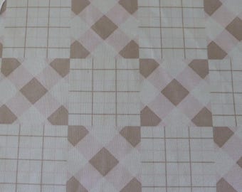 Tejido de punto doble a cuadros rosa pálido y beige de los años 70: tejido de punto doble de poliéster vintage a cuadros rosa y tostado para ropa retro o patchwork