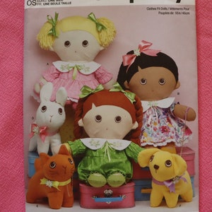 Puede incluir: Patrón de costura Simplicity R12009 para hacer muñecas y ropa para muñecas. El patrón incluye instrucciones para hacer una muñeca, un conejito, un gato y un perro. Las muñecas miden 46 cm de alto.