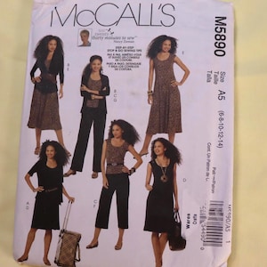 Puede incluir: Un juego de tres tazas de cerámica con un acabado mate moteado. Las tazas son en tonos azul, verde y gris. Cada taza tiene un diseño simple y moderno y un asa cómoda.