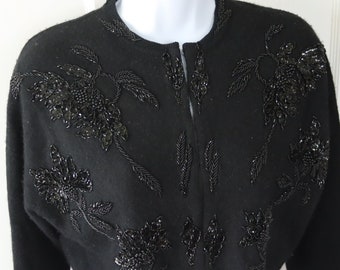 Cardigan perlé noir en laine d'agneau angora des années 40/50 pour des occasions spéciales - pull court noir perlé vintage par The Broadway