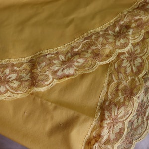 Vintage Harvest Gold Tablecloth with Wide Lace Edge - 60s/70s Large Oval Gold Tablecloth with Lace Trim for retro dining or holiday table