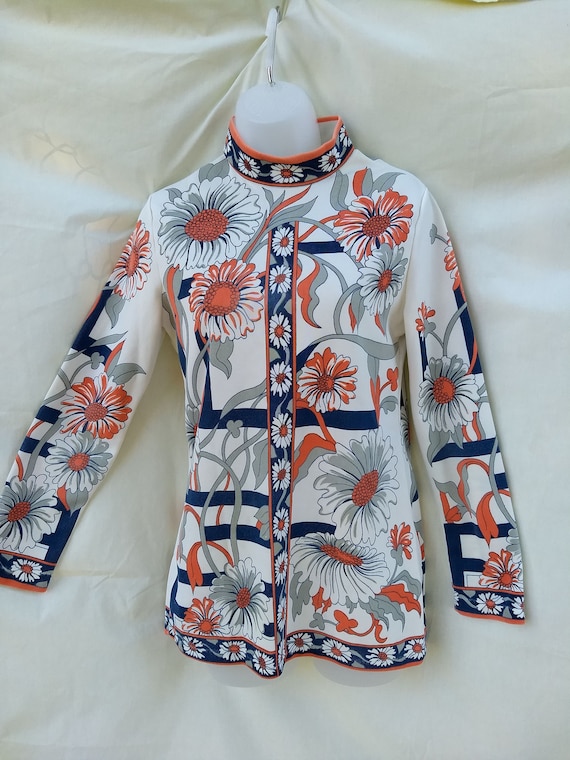 Chic 1960s Top with Orange and Gray Daisy Pattern