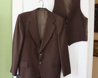 Jaren 70 heren bruine krijtstreep brede revers sportjas/blazer met bijpassende Groovy vintage bruin gestreept dubbel gebreid polyester dubbelgebreid jack en vest