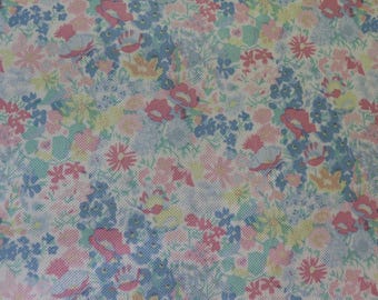 Tela de punto doble floral rosa pastel, azul y amarillo de los años 70/80 - Tela de poliéster de punto doble floral vintage para ropa retro o patchwork.