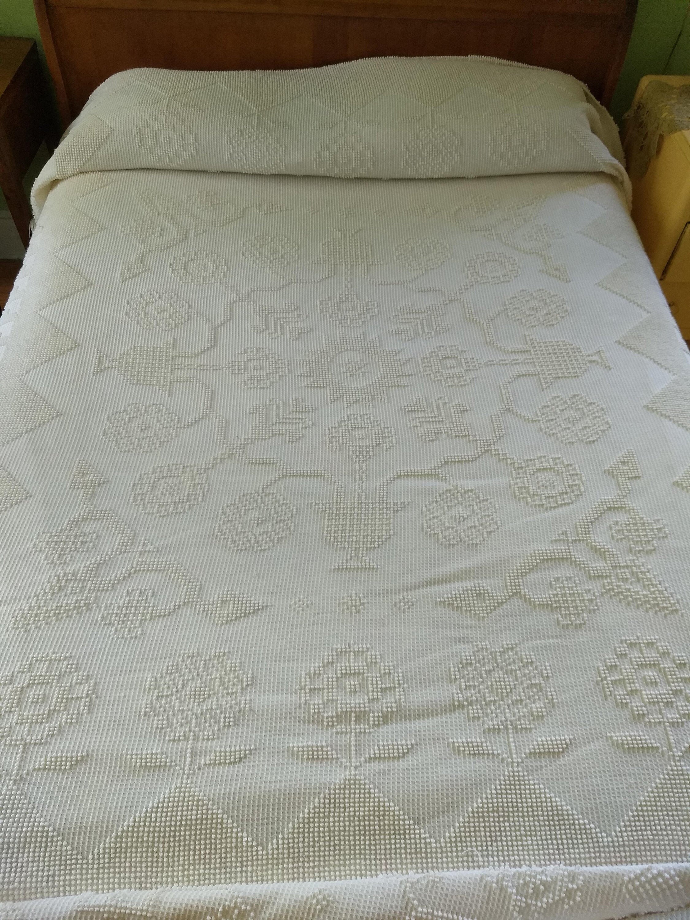 Bates Bedspread for sale Only 3 left at 60