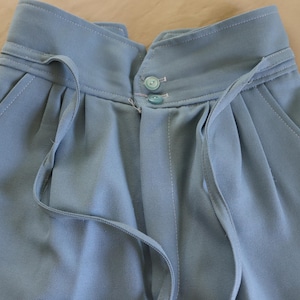 Jaren 80 blauwe broek met spanwijdte en geplooide broek - vintage blauwe polyester broek - leiblauwe broek met hoge taille, juk en plooien - jaren 80 kantoorbroek