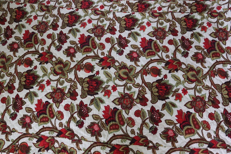 Vintage Jacobean Print Quilted Bedspread and Matching Curtains Dark Red and Green on Natural Background image 1
