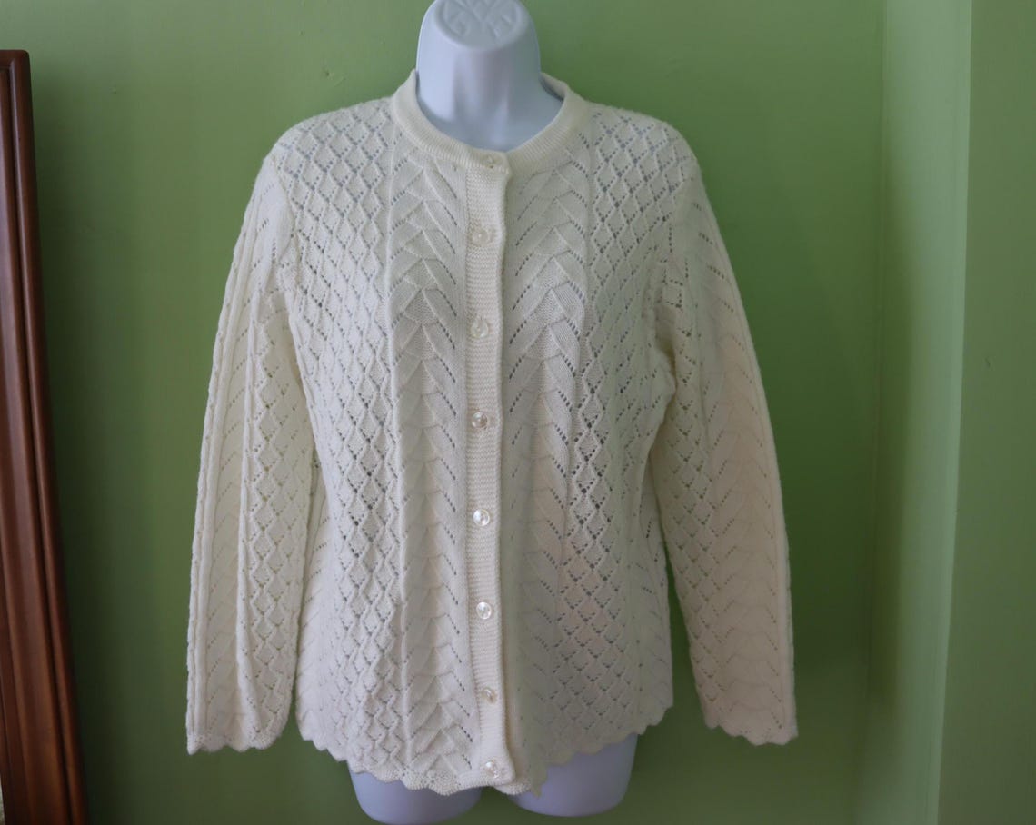 Vintage Ivory Cardigan Sweater - Cable Knit and Shells Cardigan Sweater  - Grandma's Vintage Cardigan Sweater - GrandmaCore sweater, foto 1 di 5