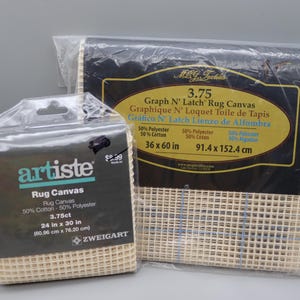 Könnte beinhalten: Zwei Packungen Teppichstramin 3.75 count in transparenter Kunststoffverpackung. Der kleinere Artiste-Stramin misst 60,96 mal 76,20 cm, der größere M.C.G. Textiles Graph N' Latch Teppichstramin misst 91,4 mal 152,4 cm, beide aus Baumwolle und Polyester.