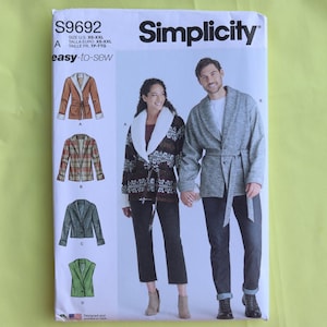 Könnte beinhalten: Simplicity Schnittmuster S9692 mit einer Frau und einem Mann in Mänteln. Das Muster enthält Illustrationen verschiedener Mantelstile, darunter ein brauner Mantel mit weißem Besatz, ein karierter Mantel, ein grüner Mantel und ein grauer Mantel. Der Text "easy-to-sew" ist sichtbar.