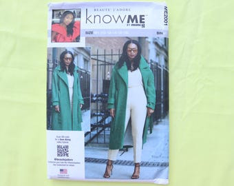 Può includere: Un modello di cucito con una donna in un lungo cappotto verde acqua e una tuta bianca. La confezione include il testo "BEAUTÉ J'ADORE knowME by mimi g" e un codice QR. Lo sfondo è verde chiaro.