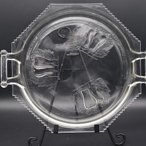 Assiette à gâteau en verre avec poignées des années 40/50 - Poire de Baltimore par Jeannette Assiette de service à gâteau avec bord en zigzag et poignées Années 50 Recevoir