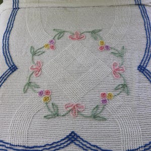Cubrecama vintage de chenilla blanca con flores rosas, amarillas y moradas. Preciosa colcha de chenilla con estampado floral en tonos pastel. Decoración retro de dormitorio de los años 50.