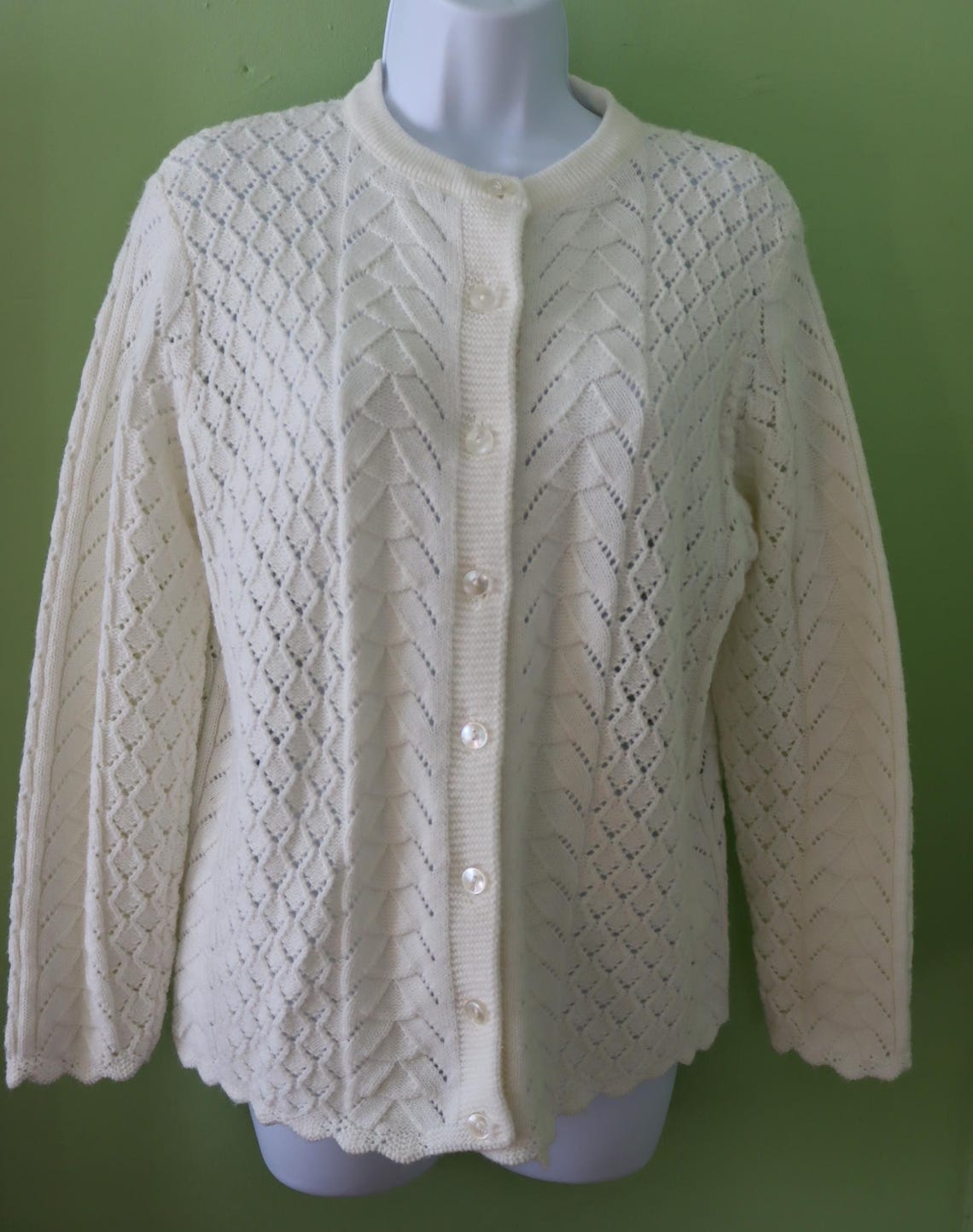 Vintage Ivory Cardigan Sweater - Cable Knit and Shells Cardigan Sweater  - Grandma's Vintage Cardigan Sweater - GrandmaCore sweater, foto 3 di 5