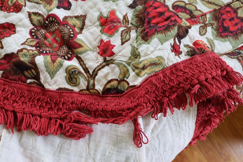 Vintage Jacobean Print Quilted Bedspread and Matching Curtains Dark Red and Green on Natural Background image 9