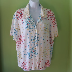 Pretty Floral Button-up Blouse - Vintage Rayon Top with Pink, Blue and Yellow Daises - XL Cool Summer Blouse with Pretty Flowers