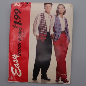 Może przedstawiać: Okładka vintage z wykrojem do szycia przedstawiająca mężczyznę i kobietę w kamizelkach. Kamizelka mężczyzny jest w czerwono-czarną kratę, a kobiety w niebiesko-fioletową kratę. Widoczny jest tekst "Easy Stitch 'N Save".